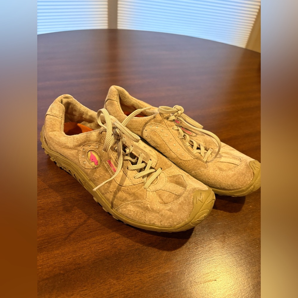 ROCKET DOG Vintage Y2K Retro Bling Logo Tan Suede Low Profile Comfort Sneakers